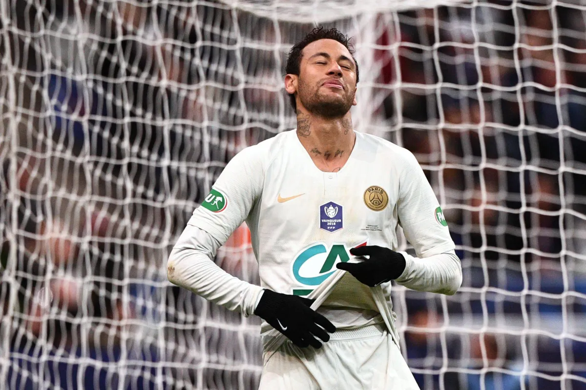 Imagem ilustrativa da imagem Neymar se defende após agredir torcedor rival que o provocou por derrota
