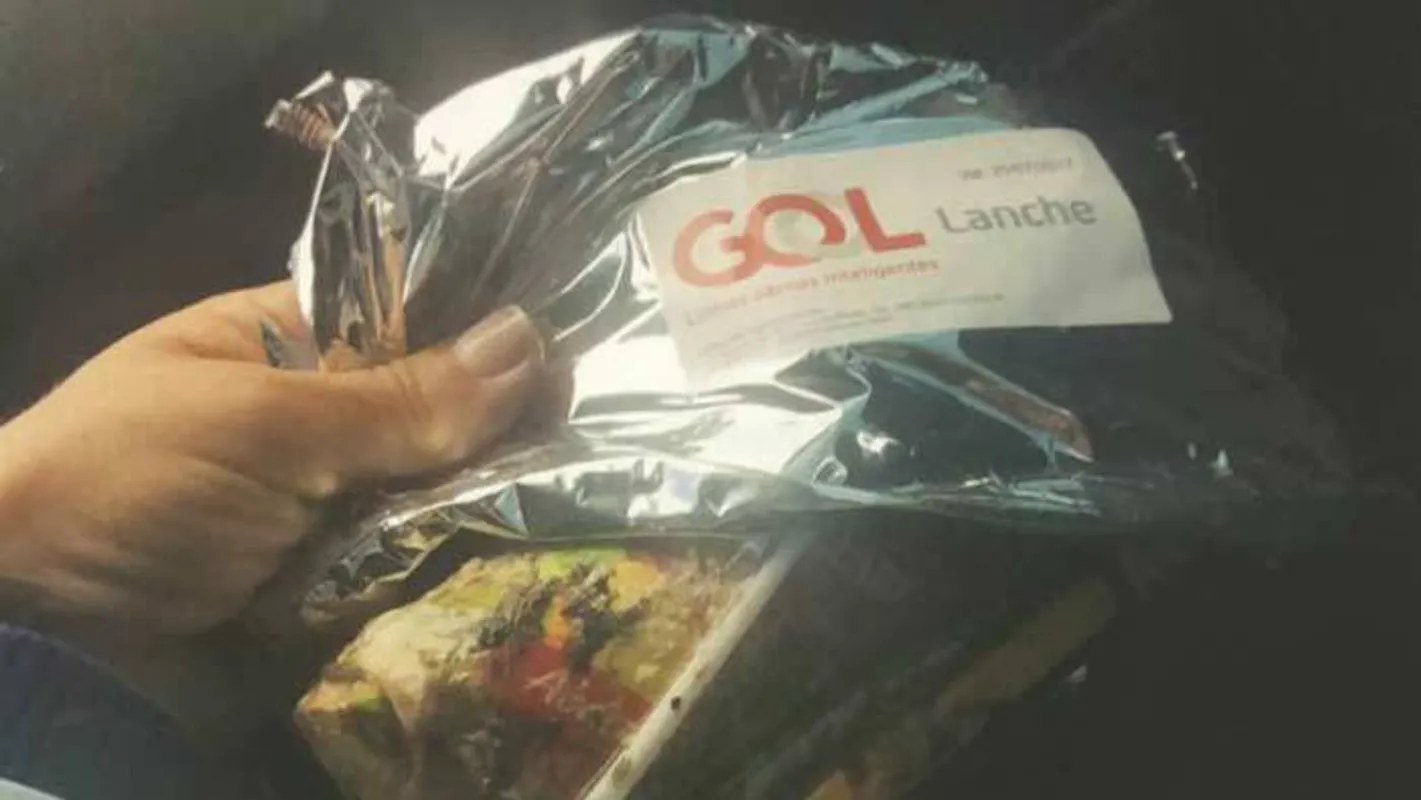 Imagem ilustrativa da imagem Gol é multada em mais de R$ 187 mil por servir comida estragada a passageira