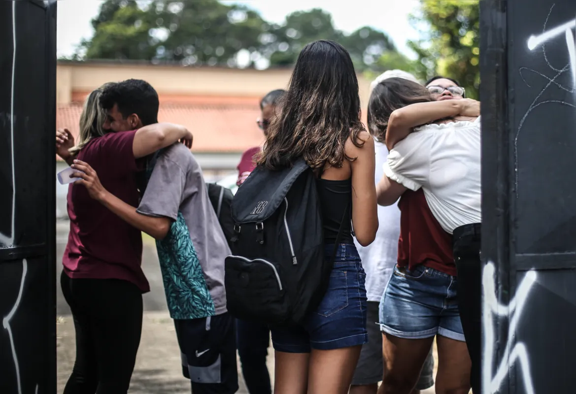 Alunos foram à escola Raul Brasil para buscar materiais e outros pertences deixados para trás durante a fuga no dia do ataque 