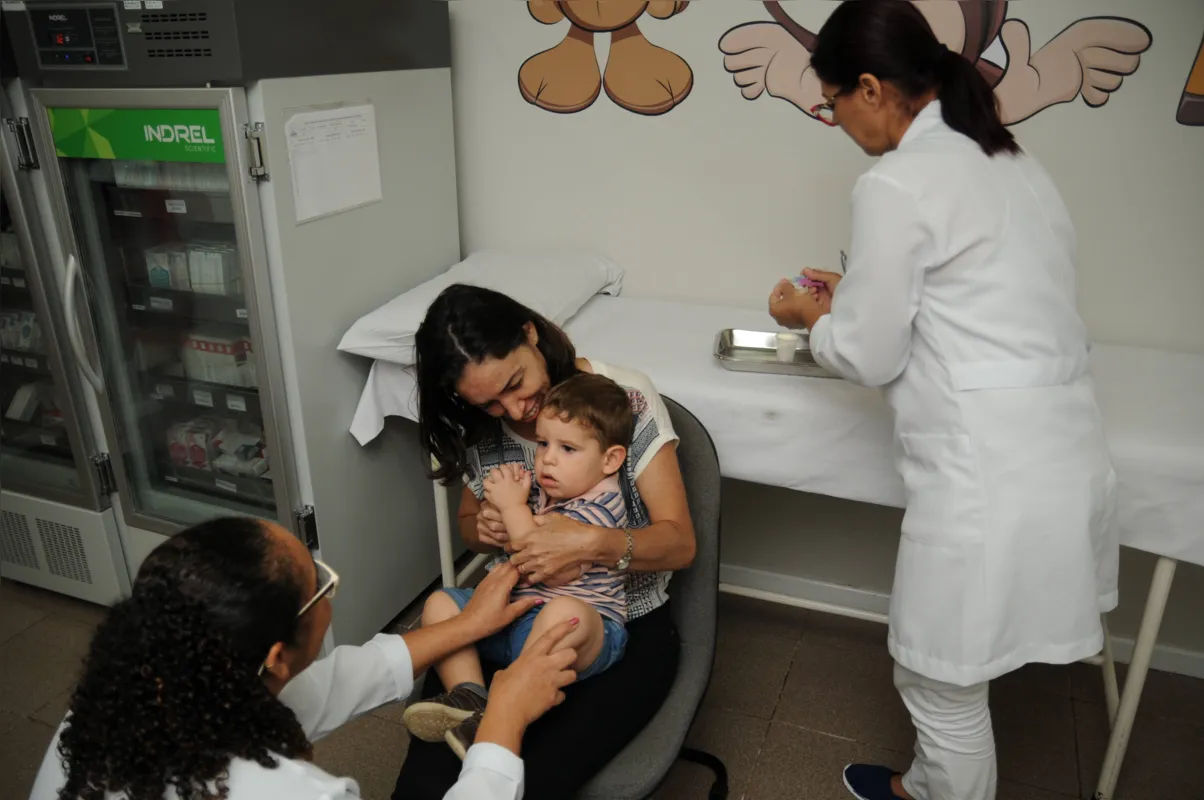 “O pediatra alertou para a importância e viemos vacinar”, explicou a secretária Valmira Costa Bruna, 42, com o filho Alan