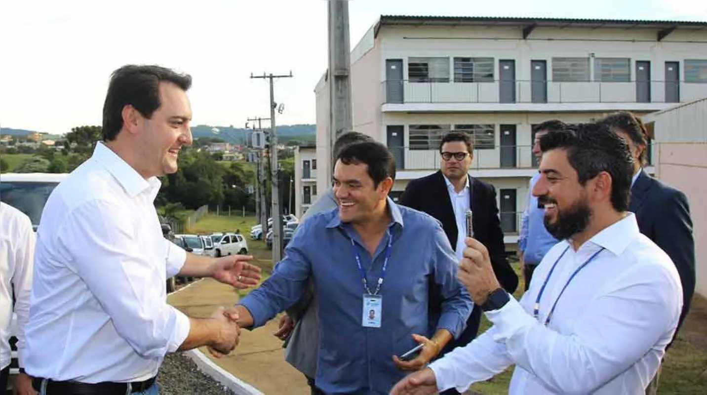 Ratinho Júnior visita a fábrica da Klabin para assinatura de convênio