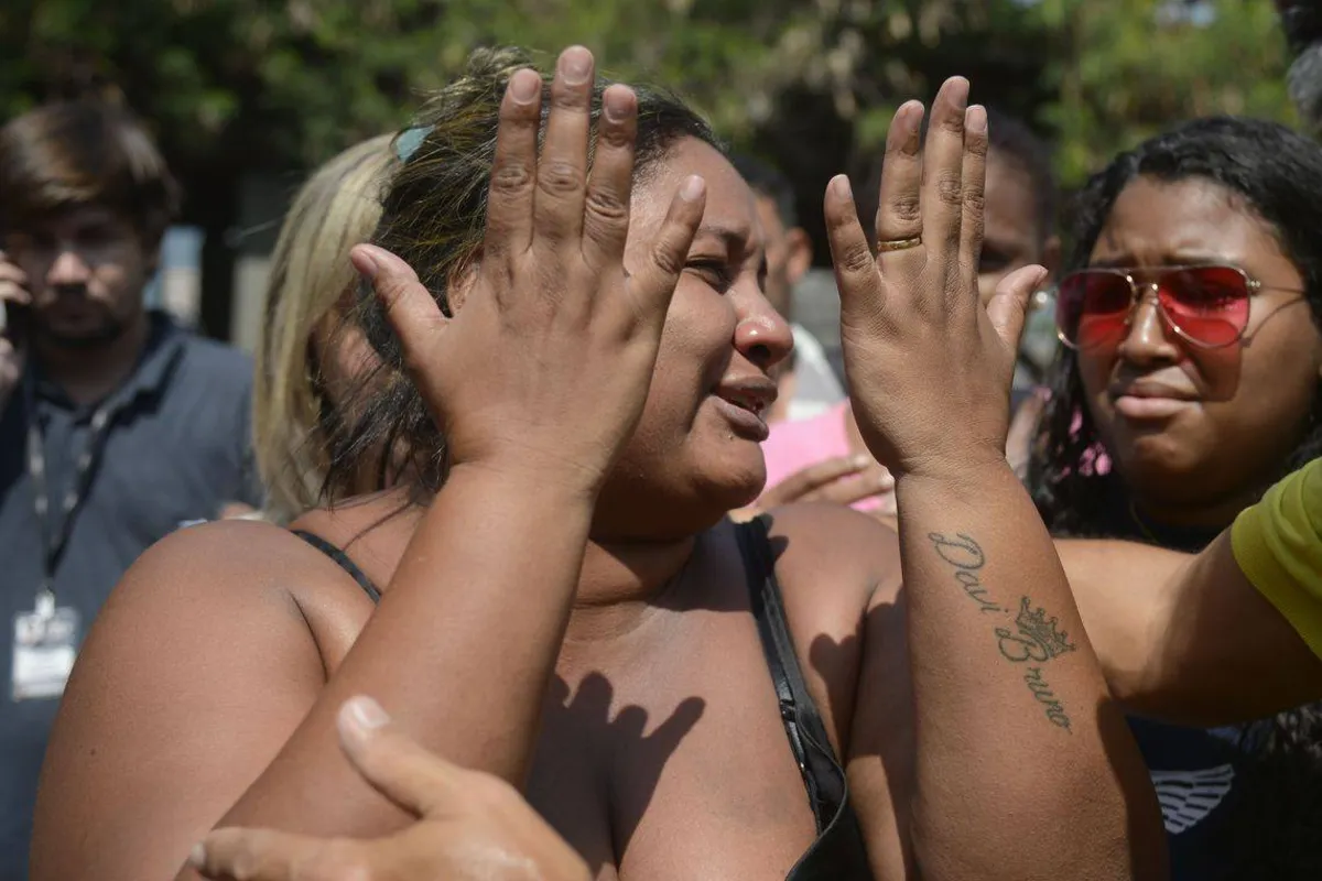 Luciana dos Santos Nogueira, mulher de Edvaldo dos Santos Rosa, músico, morto em uma operação do Exército, em Guadalupe