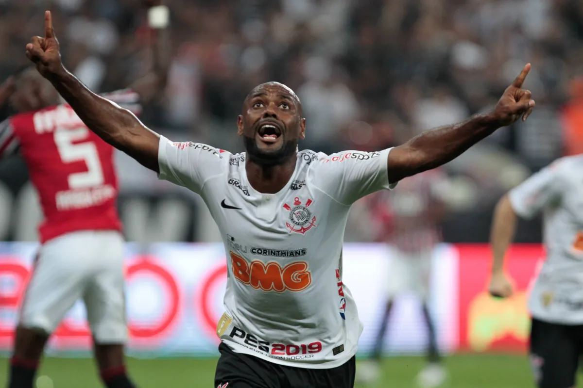 Atacante Vagner Love comemora gol do tricampeonato do Paulista  sobre São Paulo