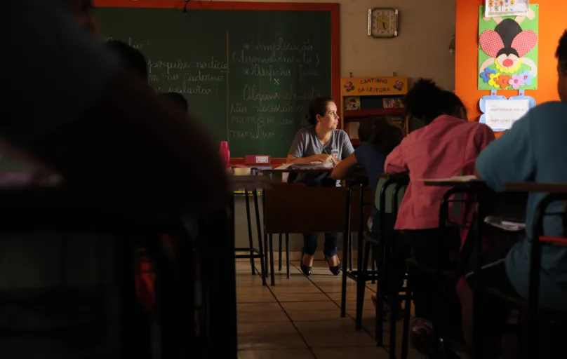 materia: cidades - escola municipal claudia rizzi tem fiacao rubada e alunos tem aula no escuro.

-ft- gina mardones / folha de londrina

18-03-2019