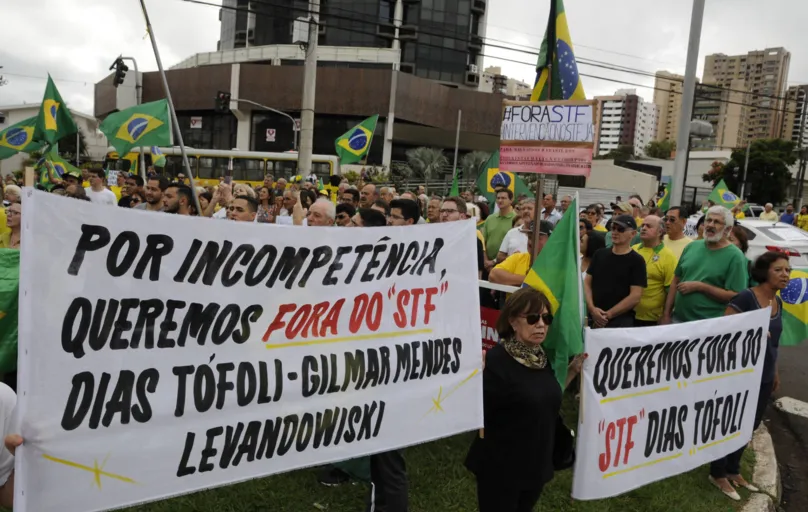 .

Manifestantes em Londrina protestam contra STF
-ft- gina mardones / folha de londrina

07-04-2019