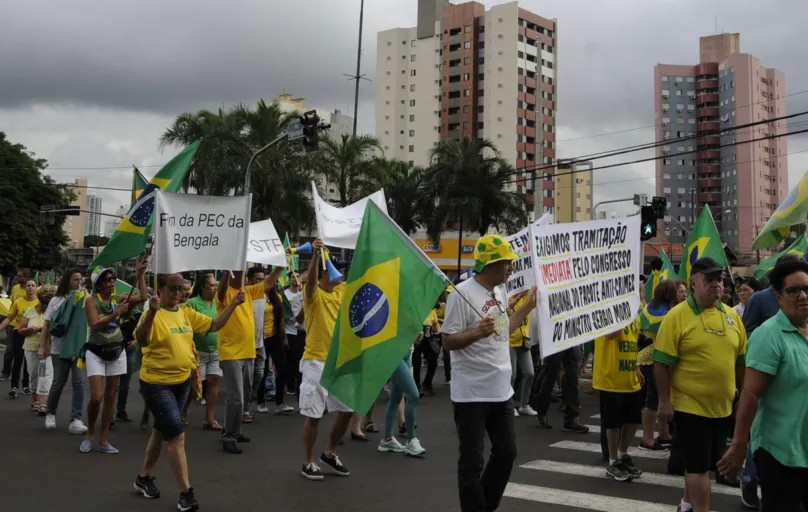 Em Londrina, manifestantes protestam contra STF