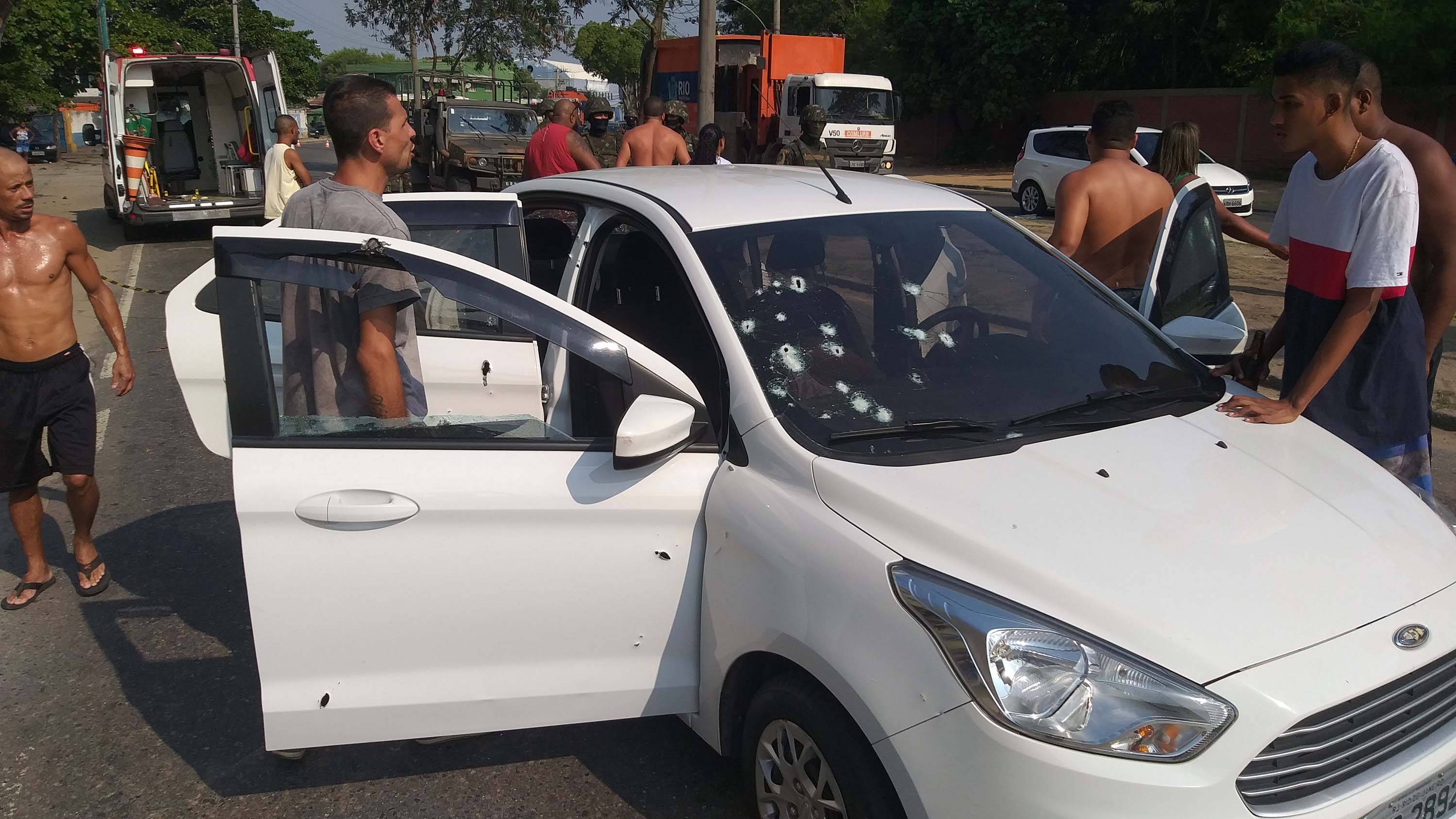 Resultado de imagem para fotos de veiculo fuzilado pelo exercito no rio de janeiro