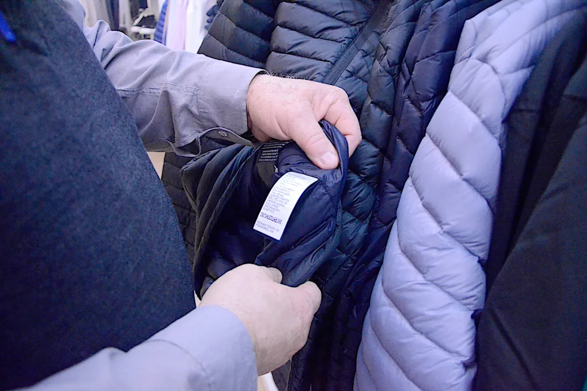 Imagem ilustrativa da imagem Ipem reprova 2.851 roupas e acessórios em 74 estabelecimentos