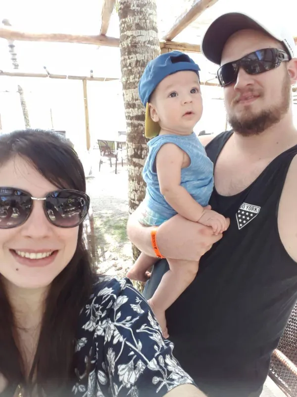 A psicóloga Gabriela Melo e o bancário Pedro Zamorano planejam as atividades profissionais para atender João Eduardo, de oito meses