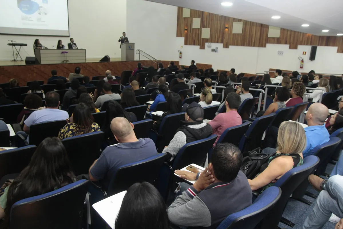 Alunos do curso de direito participam de palestras com grandes juristas da região, no auditório em Londrina