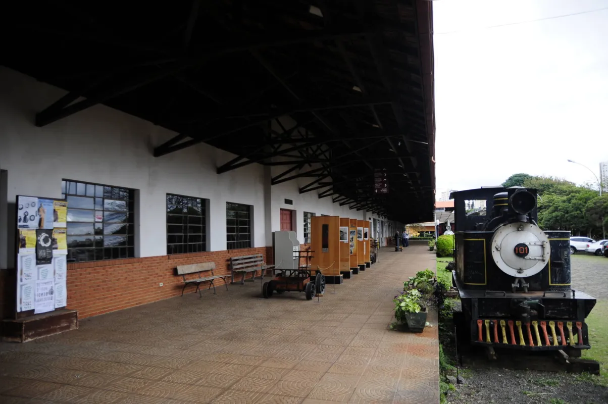 No Museu Histórico de Londrina, a locomotiva é uma das atrações preferidas das crianças