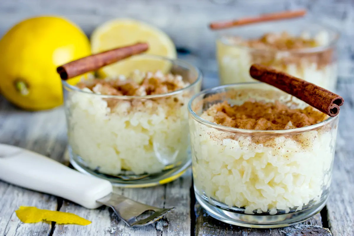 Arroz doce com paçoca é uma variação do prato tradicional que ganha mais sabor com raspas de limão