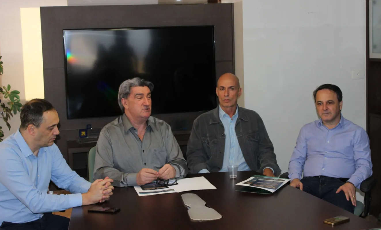 Henry Carlo Cabral, gerente do Senai Londrina; Walter Orsi, presidente do Sindimetal Norte PR; Paulo Leite, coordenador do Inovemm; e Heverson Feliciano, consultor do Sebrae/PR Regional Norte