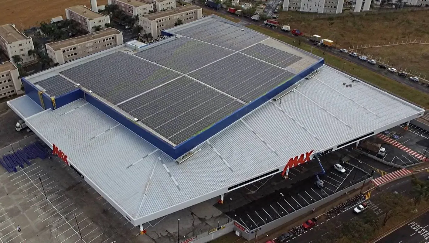 Maior usina solar instalada em telhado no Brasil, em uma das unidades do  atacado do Grupo Muffato, em São José do Rio Preto, interior de São Paulo