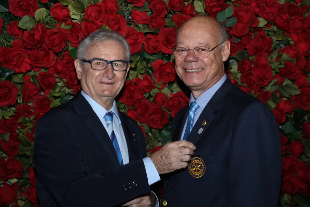 Moacir José Tonin com o novo governador distrital do Rotary, Osvaldo Santos Junior
