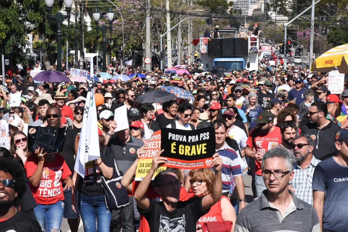 Imagem ilustrativa da imagem Ratinho faz proposta com reajuste de 0,5% em 2019 e fim de licença-prêmio