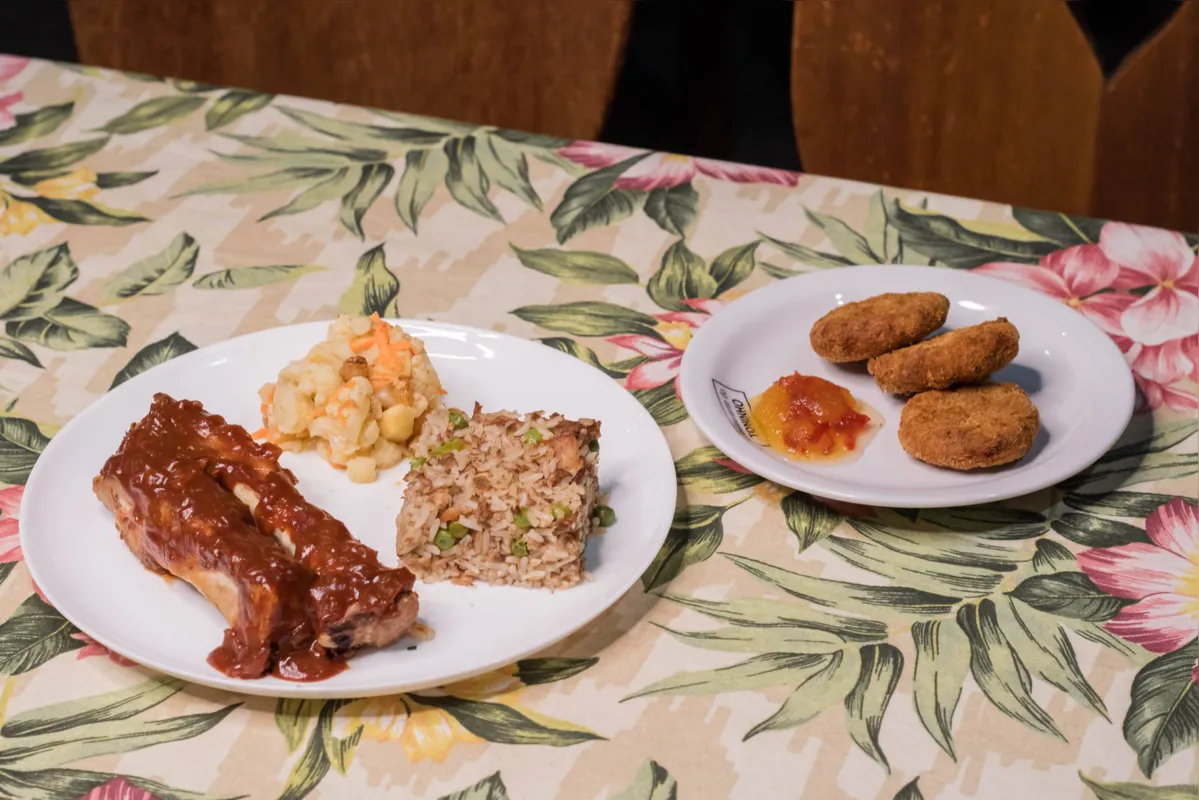 Arroz jambalaia e costela de porco com barbecue integram o cardápio do restaurante do Toninho no festival