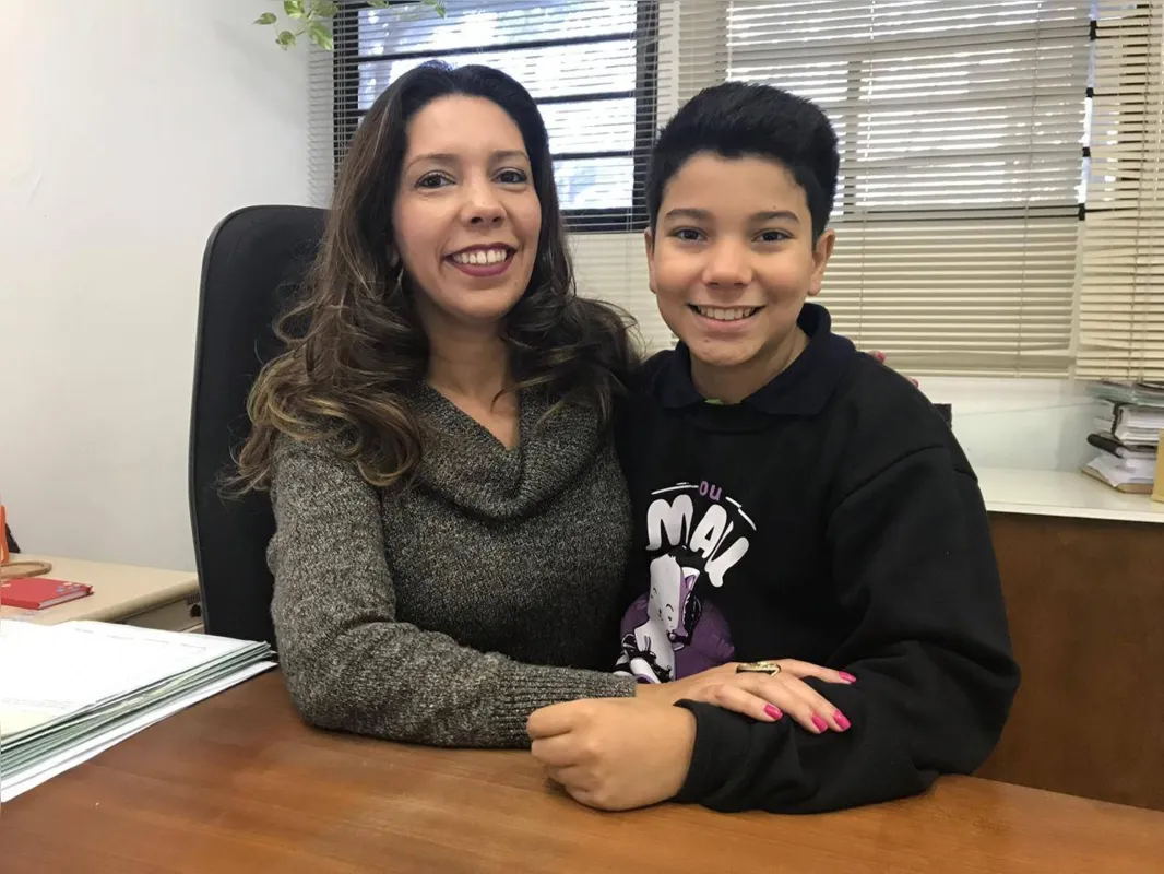 Durante as férias, Matheus, 11, costuma passar alguns momentos no trabalho com a mãe,  Lisiane de Freitas