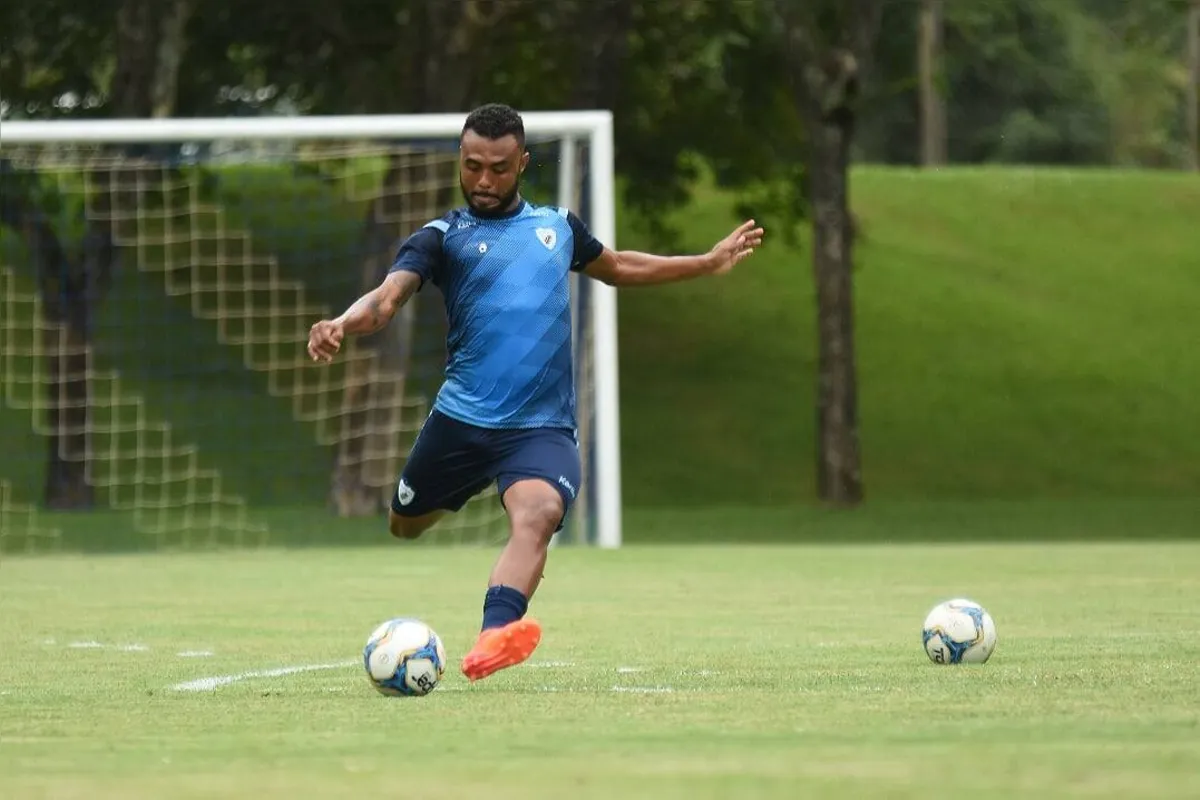 Zagueiro Silvio se machucou contra o Coritiba e desfalca o LEC no sábado 