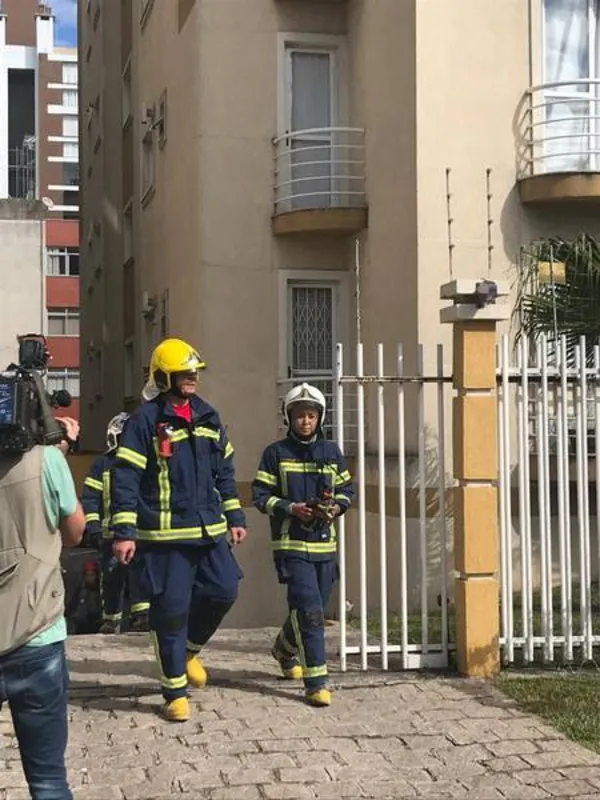 Bombeiros isolaram e interditaram o prédio