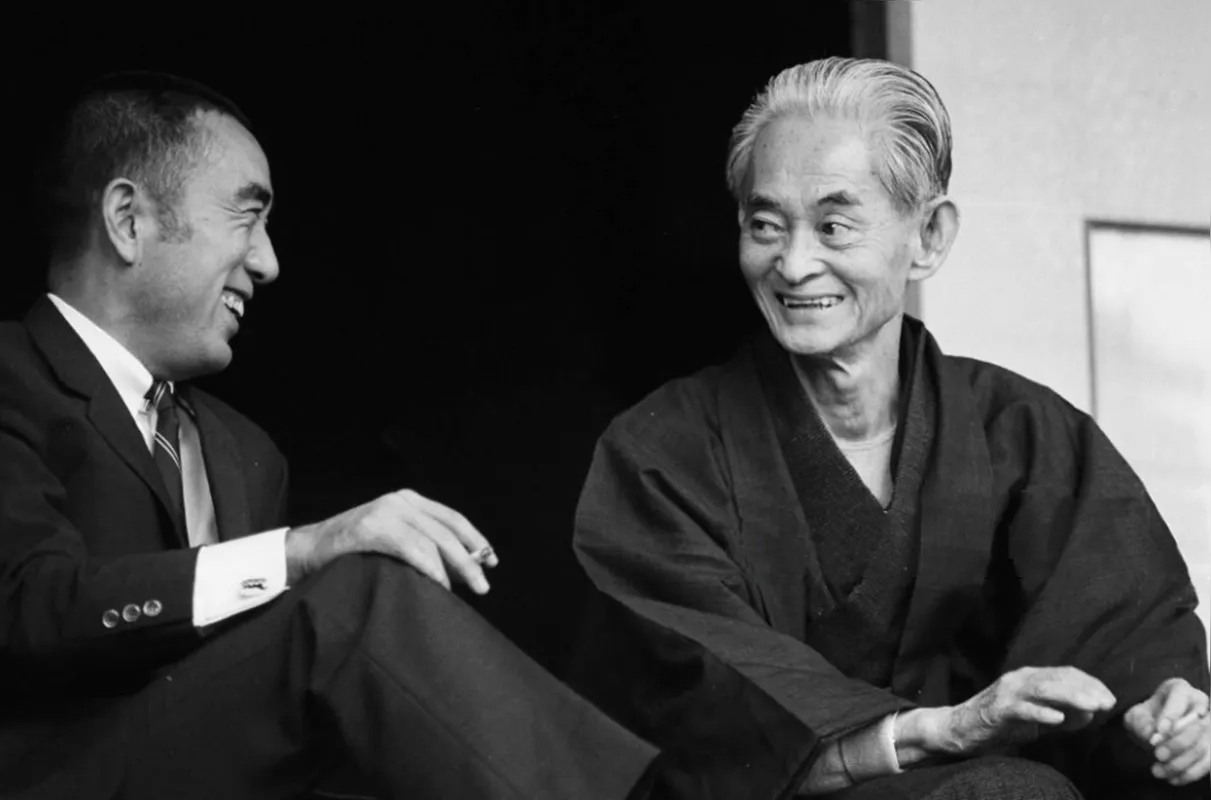 Yukio Mishima, à esquerda, e Yasunari Kawabata, à direita: amizade, afinidades literárias e crise no momento da escolha do Nobel