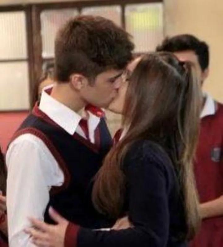 Mirela beija Luca na frente de todos