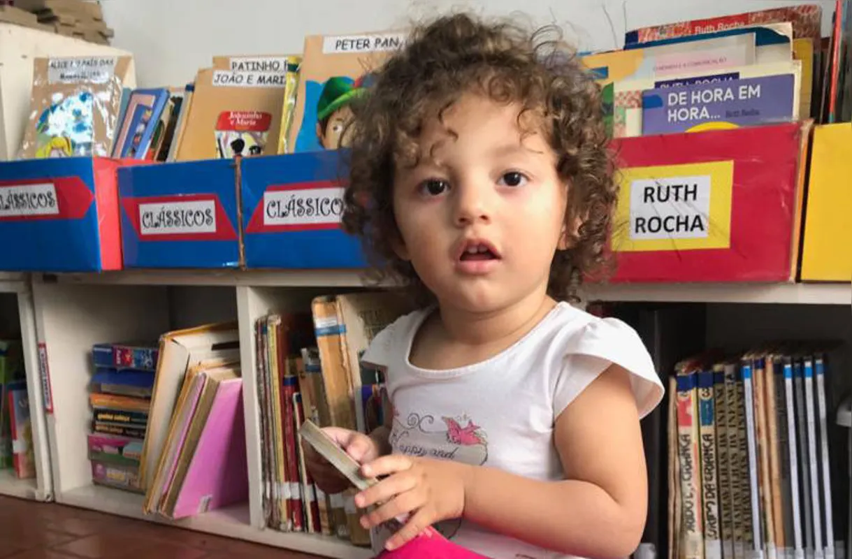 Alice Azevedo, um ano e meio, já gosta de ler e sua referência é o irmão, Guilherme, de 8 anos
