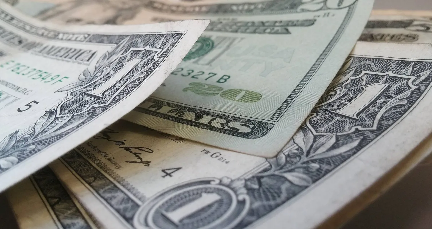 Imagem ilustrativa da imagem Dólar tem 3ª queda seguida refletindo exterior favorável