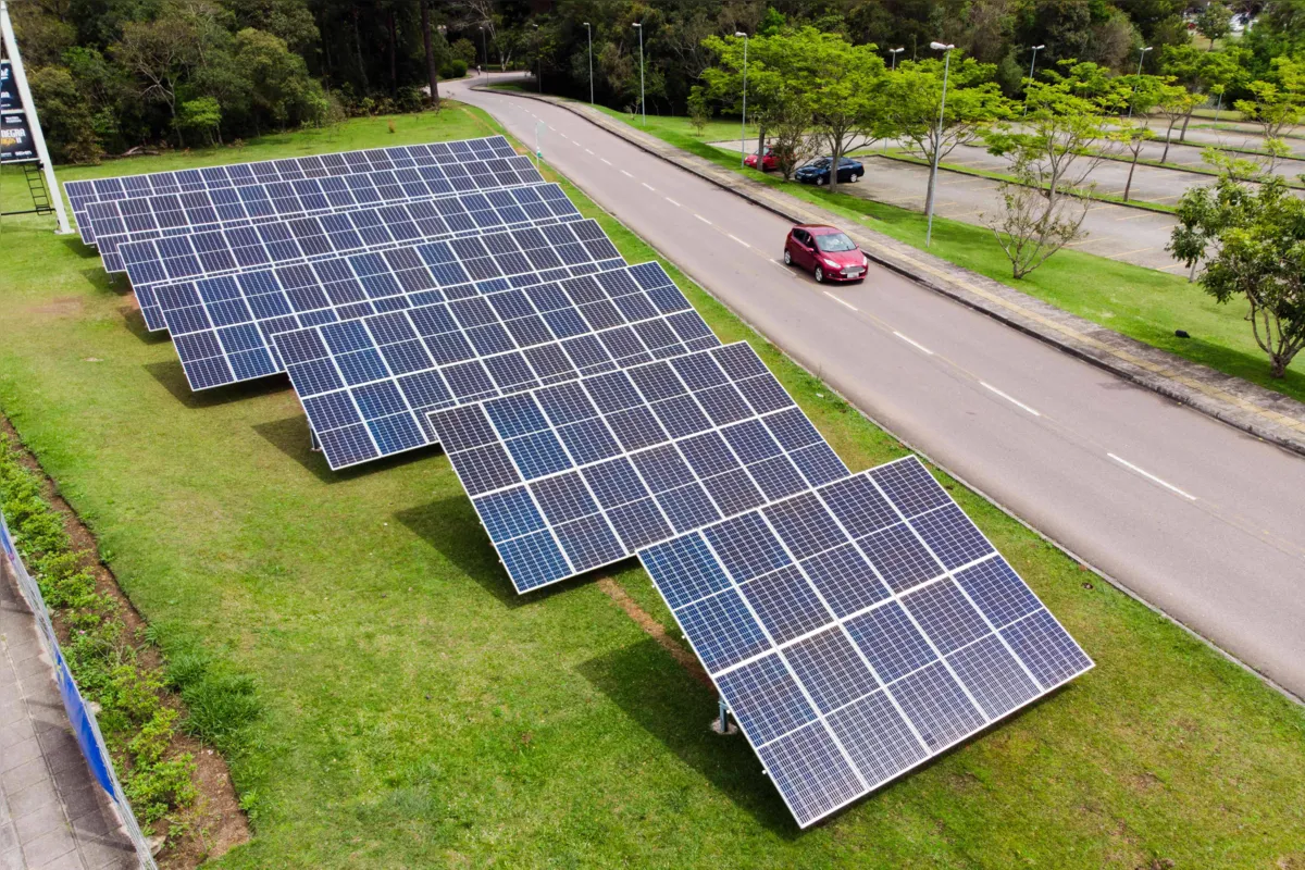 Placas solares na entrada da Universidade Positivo, em Curitiba; energia abastece refeitório da instituição