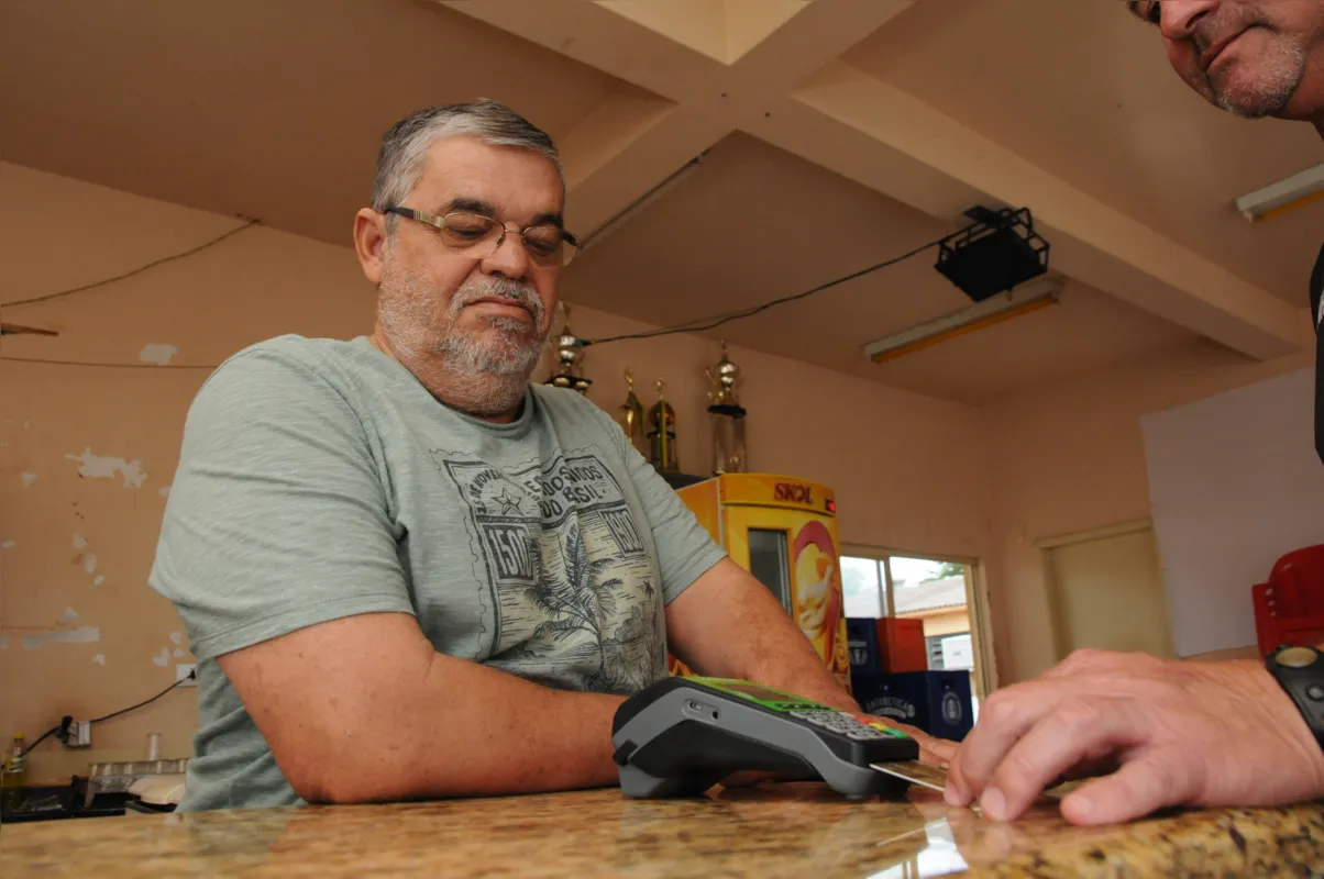 Geraldo Pires, dono de bar: “Quando a pessoa está precisando muito, me pede para reservar um dinheiro. Eu só cobro a taxa do cartão”