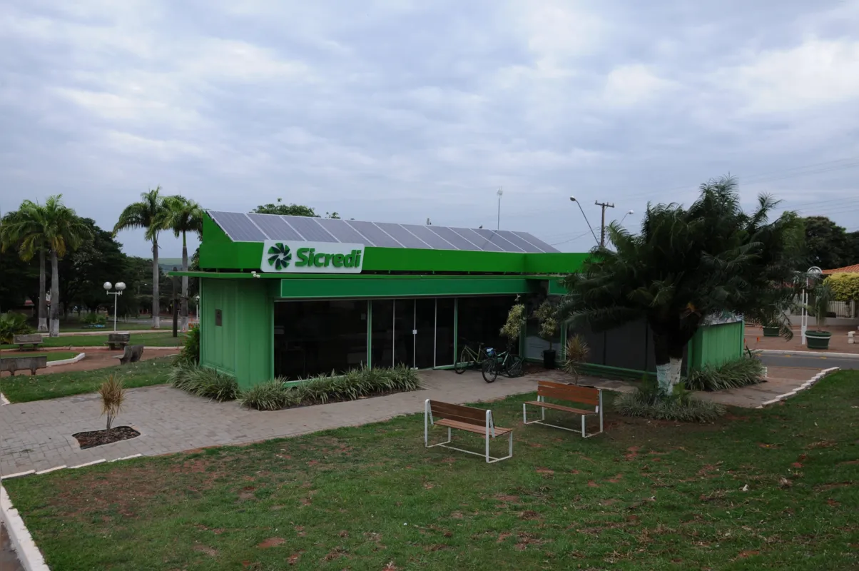 Agência Smart está instalada em contêineres  e usa energia solar