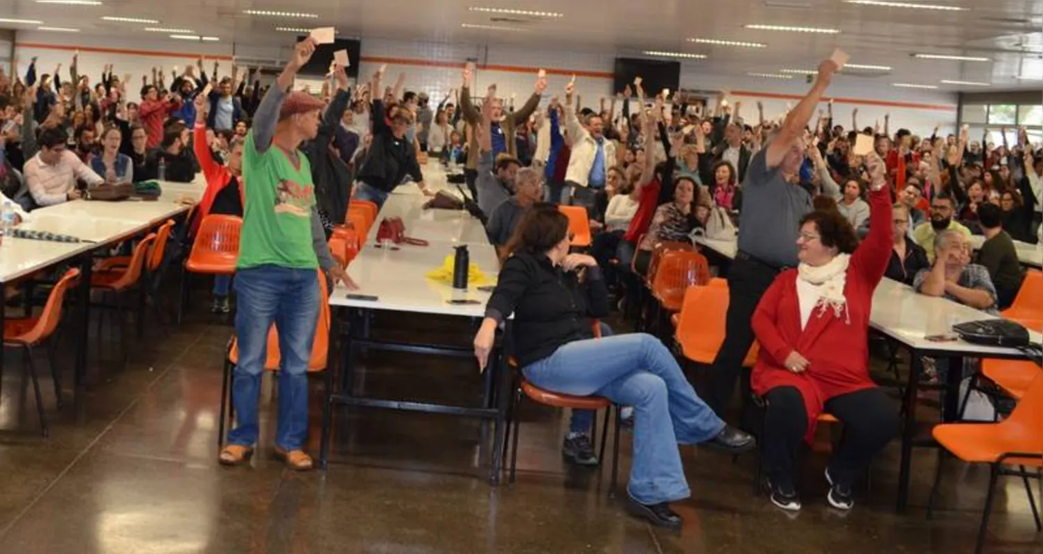 Professores da UEM decidem pela paralisação por tempo indeterminado