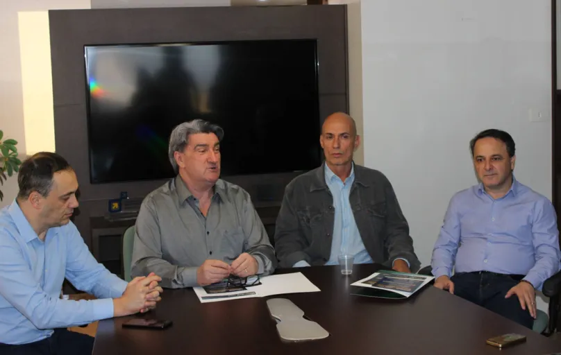 Henry Carlo Cabral, gerente do Senai Londrina; Walter Orsi, presidente do Sindimetal Norte PR; Paulo Leite, coordenador do Inovemm; e Heverson Feliciano, consultor do Sebrae/PR Regional Norte