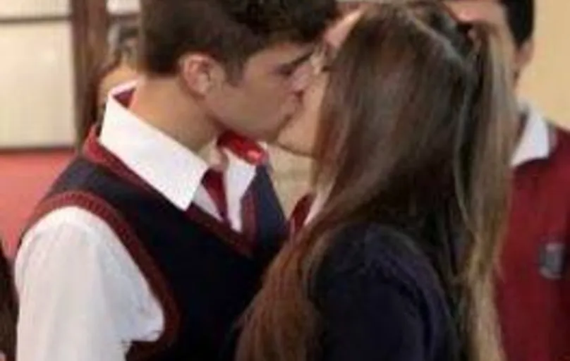 Mirela beija Luca na frente de todos