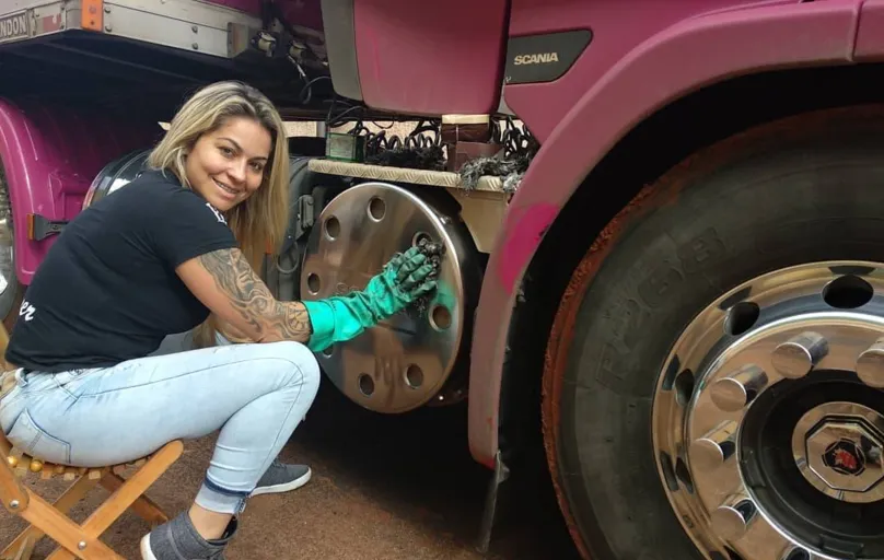 Sheila Marchiori, 36, tem mais de um milhão de seguidores no YouTube: "Meu caminhão é a prova de que eu não estava errada.”