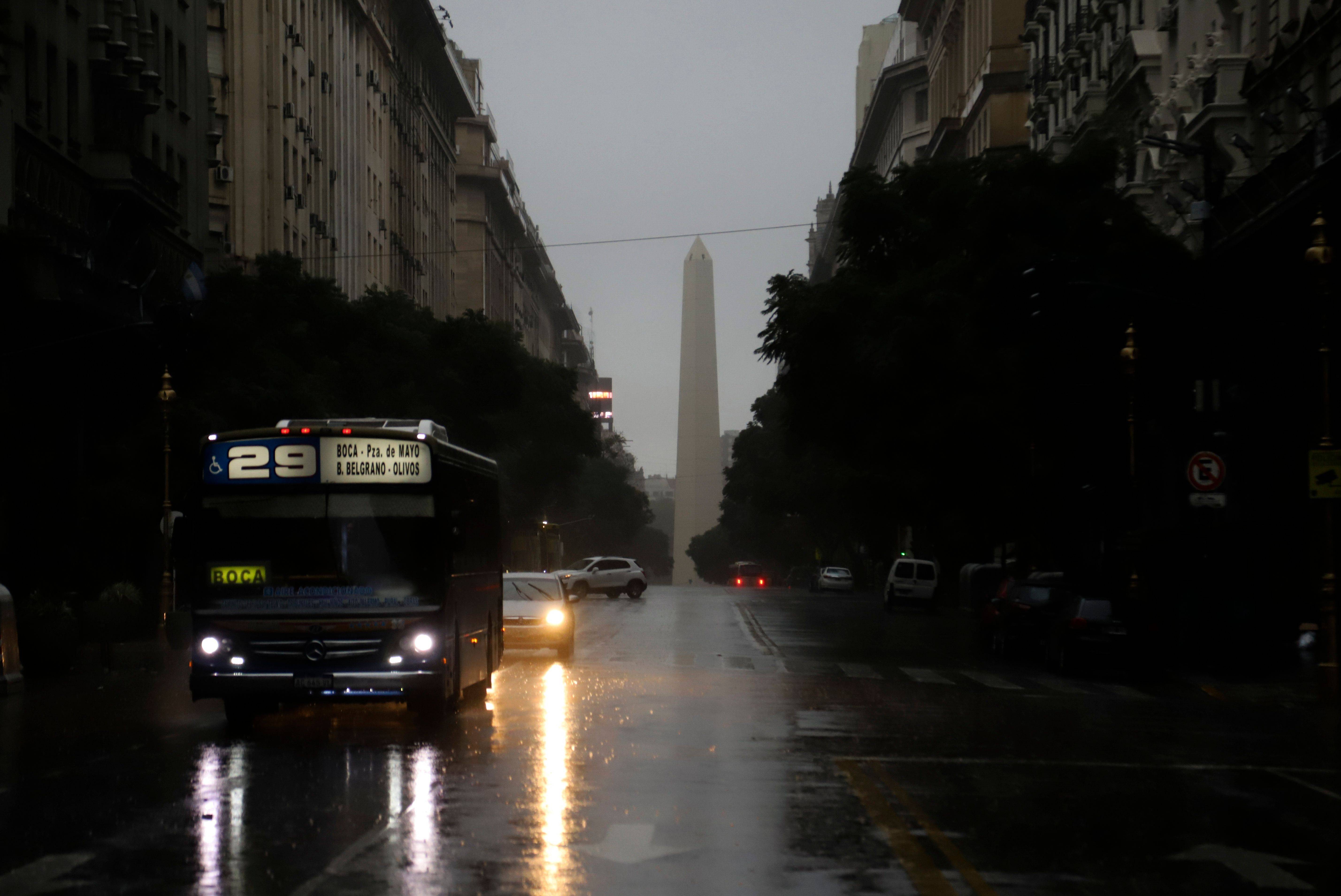 As ruas de Buenos Aires ficaram completamente escuras, o apagão foi considerado o maior dos últimos 20 anos