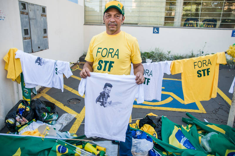 O operador de empilhadeira Pedro Teixeira vê nas manifestações uma chance de aumentar a renda
