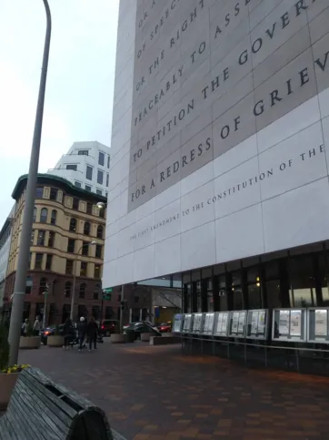 Primeira Emenda da Constituição dos EUA pode ser vista talhada no concreto da fachada do Newseum, em Washington (DC)