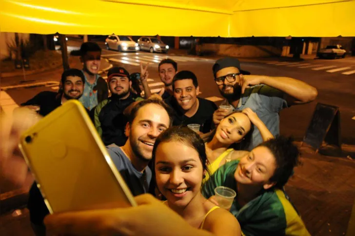 Gabriele Aparecida Batista festeja com os amigos no fim de jogo que eliminou Brasil da Copa. “Em Catar a gente ganha!”