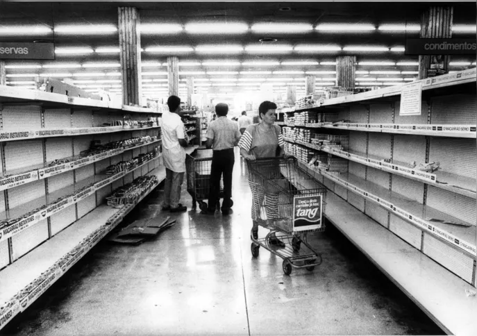 Consumidores observam prateleiras vazias em supermercado durante o pacote econômico do governo Sarney (1989) FOTO NORMA ALBANO/ESTADÃO CONTEÚDO/AE)