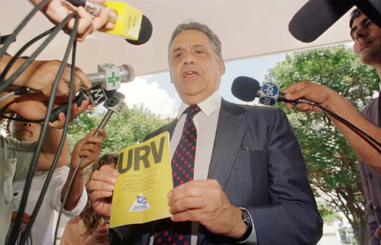 Fernando Henrique Cardoso, então Ministro da Fazenda, apresenta a cartilha da URV (1994) FOTO WILSON PEDROSA/AE