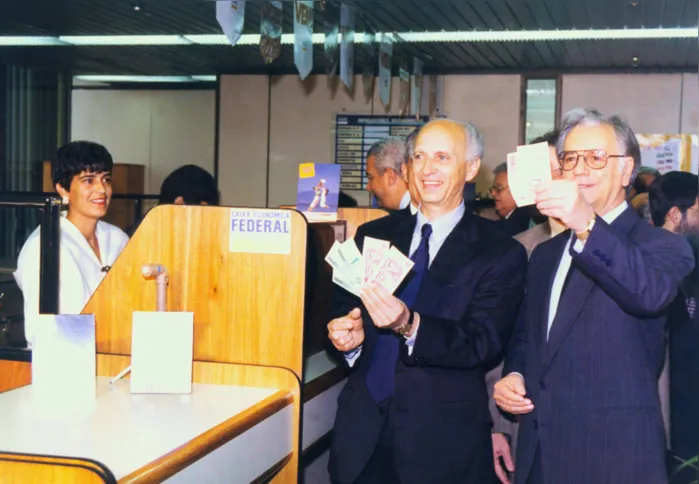Rubens Ricúpero com o Presidente Itamar Franco mostram cédulas de Real (1994) FOTO Edivaldo Ferreira/AE