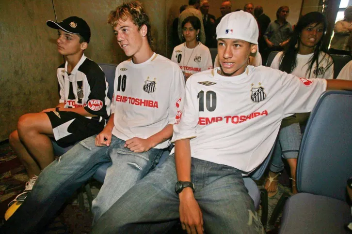 Jean Chera (à esquerda) com Neymar ainda nas categorias de base do Santos em 2007 (Sérgio Castro/Estadão Conteúdo)