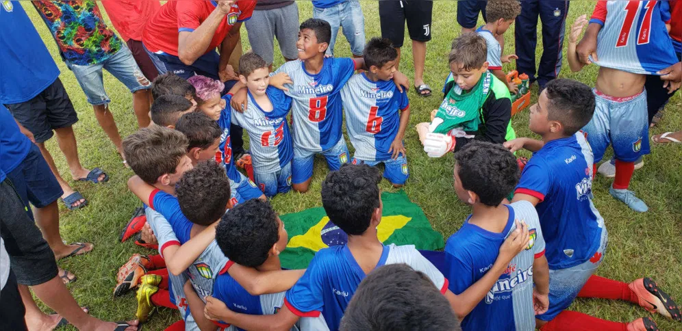 Garotos com futebol e rituais de gente grande: meninos do São Caetano fazem roda para rezar o Pai Nosso após o título