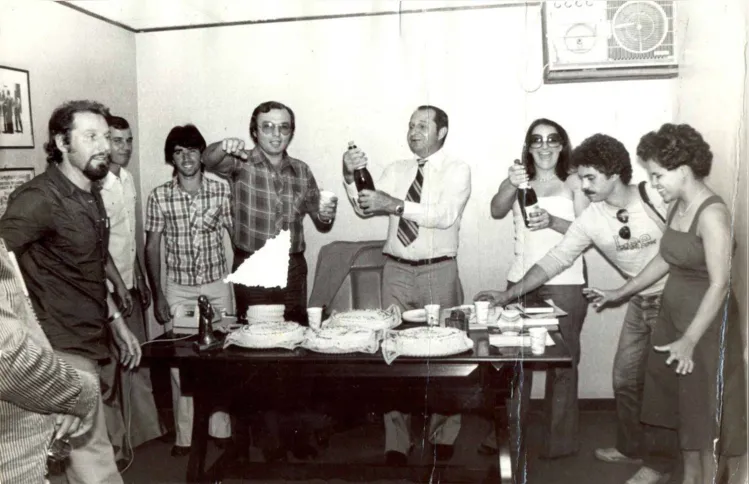 João Milanez (centro) abre champanhe na festa de 30 anos da Folha - 3 mai 1978