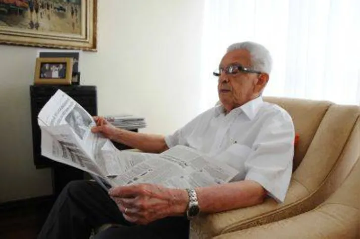 Assinante há 68 anos, Sizenando de Almeida tem em casa espaço especial para ler o jornal, sempre após o café da manhã