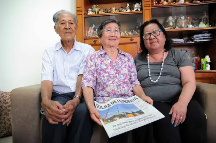 Masaji Numata, a esposa Elza Mioko e a filha Marcia Numata Ueda, leitura da Folha de Londrina ultrapassa gerações