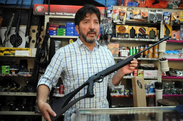 “Até pessoas que não estavam nem sabendo se poderiam ou não comprar uma arma passaram a entrar em contato”, conta Nilton Roberto de Paula
