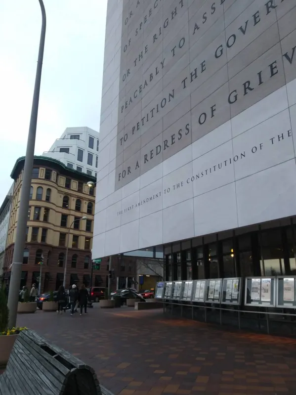 Primeira Emenda da Constituição dos EUA pode ser vista talhada no concreto da fachada do Newseum, em Washington (DC)