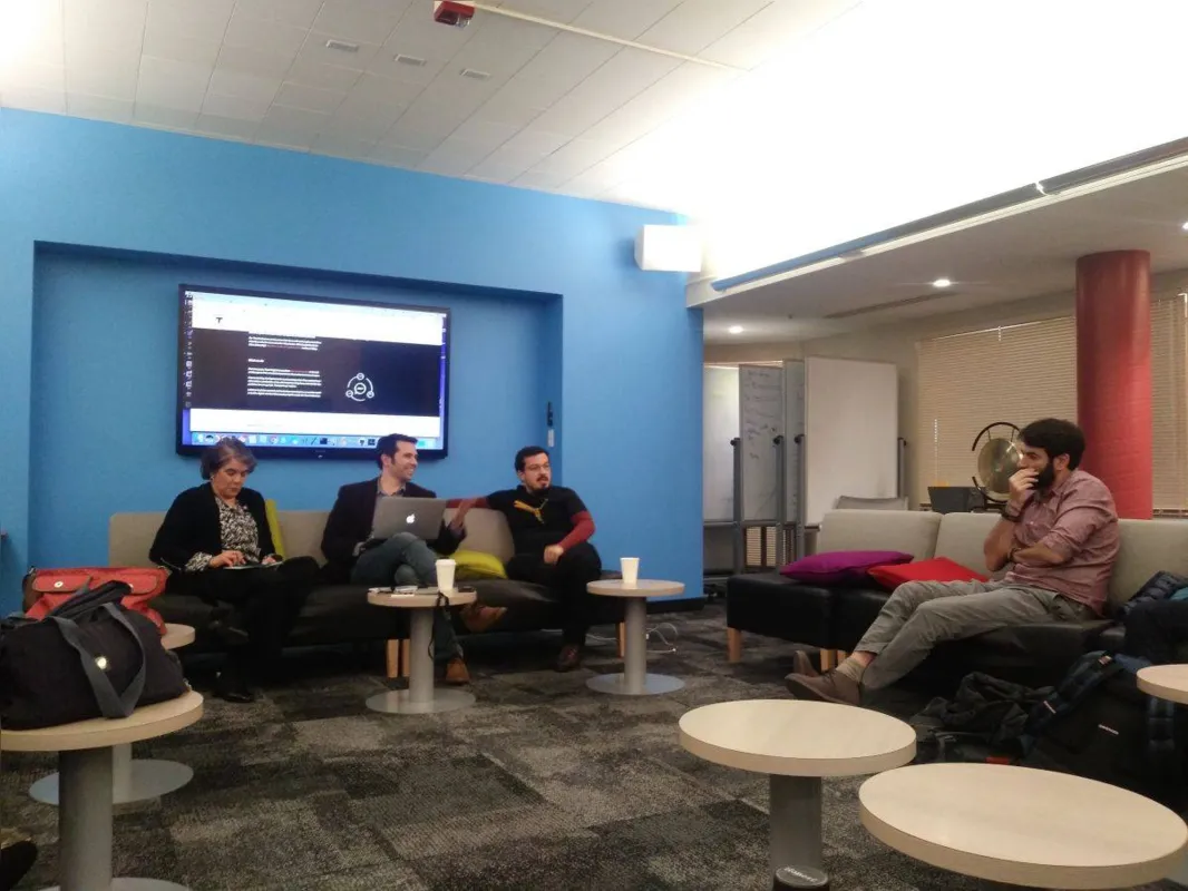 Bolsistas compartilham conhecimento adquirido em programa de Stanford; sentados ao lado esquerdo da foto a diretora do programa Dawn Garcia, o impact leader Djordje Padejski e o bolsista brasileiro Guilherme Amado